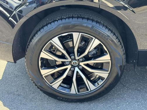 Onyx Black Metallic 2024 Volvo XC60 B5 Plus Dark Theme