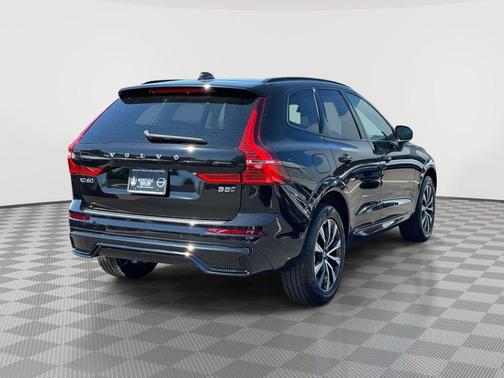 Onyx Black Metallic 2024 Volvo XC60 B5 Plus Dark Theme