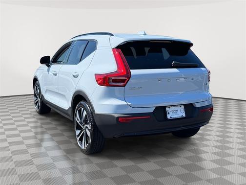 2025 Volvo XC40 B5 Plus Dark Theme