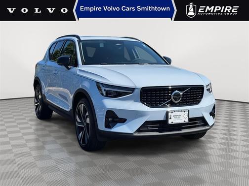 2025 Volvo XC40 B5 Plus Dark Theme