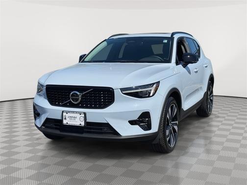 2025 Volvo XC40 B5 Plus Dark Theme