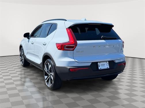 2025 Volvo XC40 B5 Plus Dark Theme
