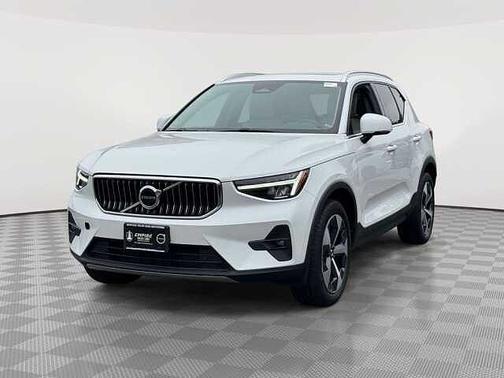 Crystal White 2023 Volvo XC40 Plus