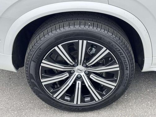 Crystal White 2023 Volvo XC90 B6 Plus 7-Seater