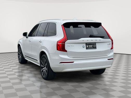Crystal White 2023 Volvo XC90 B6 Plus 7-Seater
