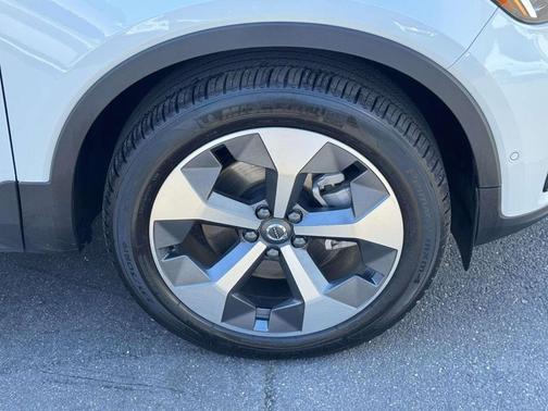 Crystal White Metallic 2023 Volvo XC40 B5 Ultimate Dark Theme