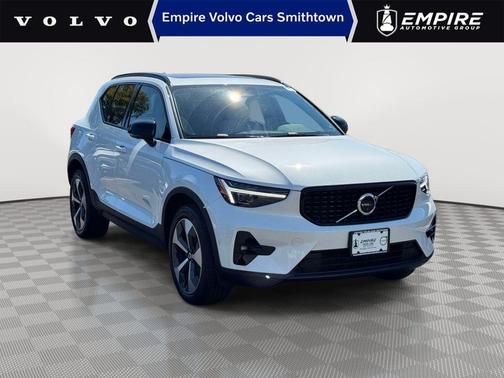 Crystal White Metallic 2023 Volvo XC40 B5 Ultimate Dark Theme