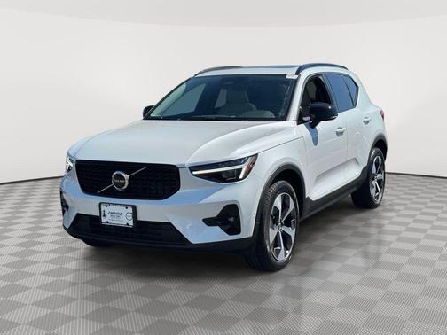 Crystal White Metallic 2023 Volvo XC40 B5 Ultimate Dark Theme