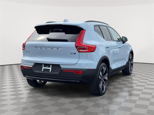 2025 Volvo XC40 B5 Plus Dark Theme