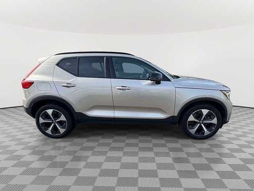 Bright Dusk 2023 Volvo XC40 Plus