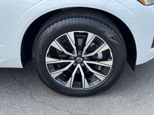 Crystal White Metallic 2023 Volvo XC60 B5 Core