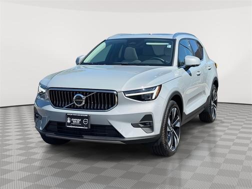 2025 Volvo XC40 B5 Plus Bright Theme