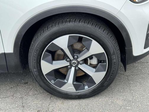 Crystal White Metallic 2023 Volvo XC40 B5 Plus Bright Theme