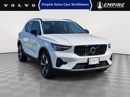 2025 Volvo XC40 B5 Plus Dark Theme