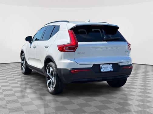 2025 Volvo XC40 B5 Plus Dark Theme