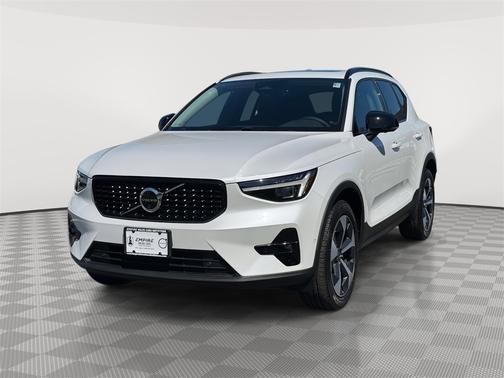 2025 Volvo XC40 B5 Plus Dark Theme