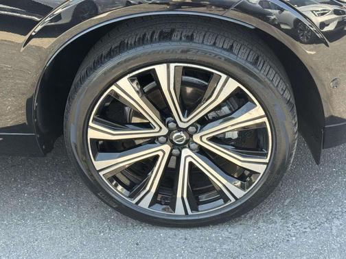 Onyx Black Metallic 2023 Volvo XC60 B5 Ultimate Bright Theme