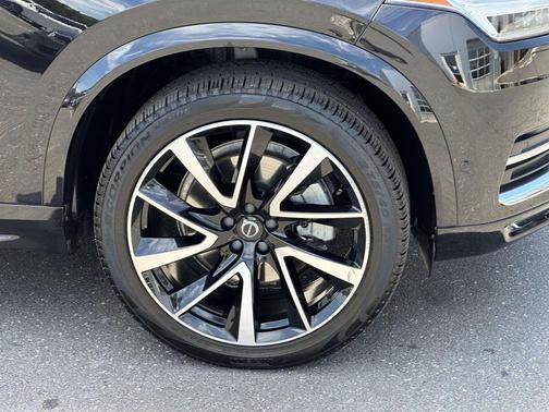 Onyx Black Metallic 2023 Volvo XC90 B5 Plus