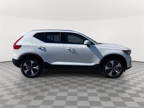 2025 Volvo XC40 B5 Core Bright Theme