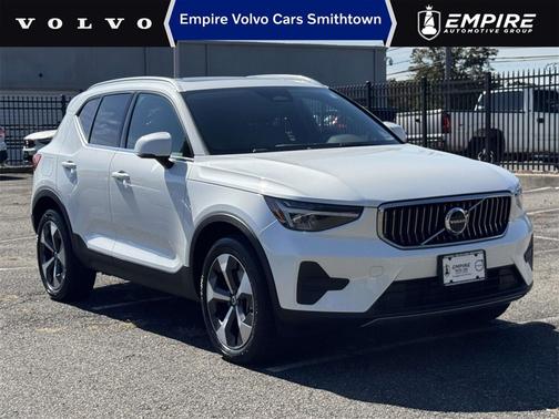 2025 Volvo XC40 B5 Core Bright Theme