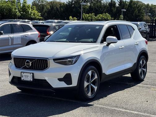 2025 Volvo XC40 B5 Core Bright Theme