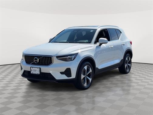 2025 Volvo XC40 B5 Core Bright Theme