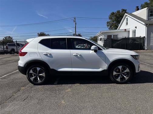 2025 Volvo XC40 B5 Core Bright Theme