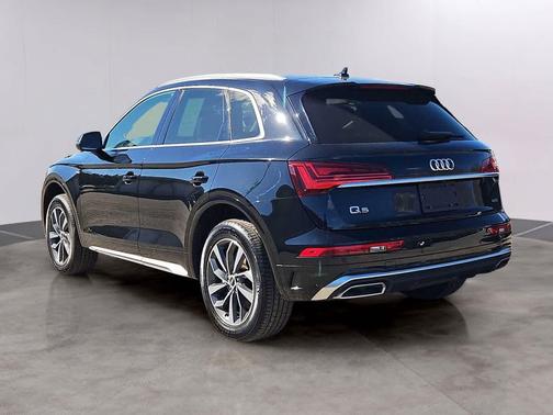 Mythos Black Metallic 2023 Audi Q5 45 S line Premium Plus