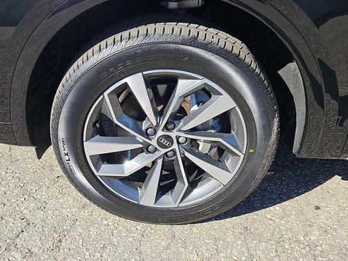 Mythos Black Metallic 2023 Audi Q5 45 S line Premium Plus