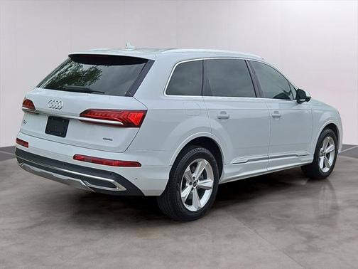 2024 Audi Q7 45 Premium Plus