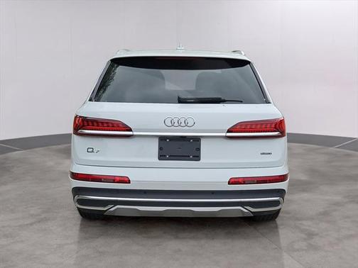 2024 Audi Q7 45 Premium Plus