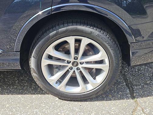 Waitomo Blue Metallic 2025 Audi Q7 45 Premium Plus