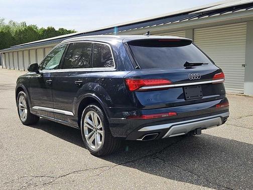 Waitomo Blue Metallic 2025 Audi Q7 45 Premium Plus