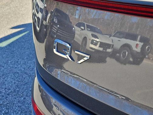 Samurai Gray Metallic 2023 Audi Q7 55 Premium