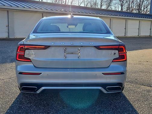 2022 Volvo S60 T5 Momentum