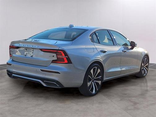 2022 Volvo S60 T5 Momentum