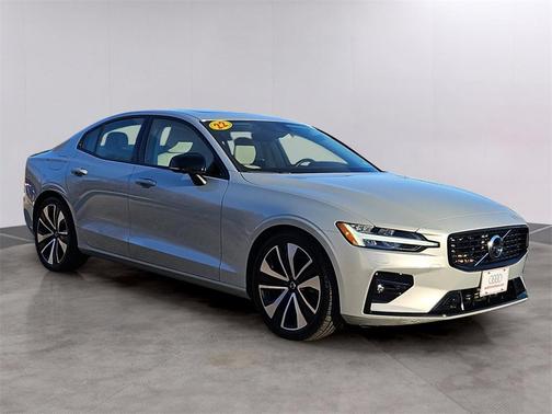 2022 Volvo S60 T5 Momentum