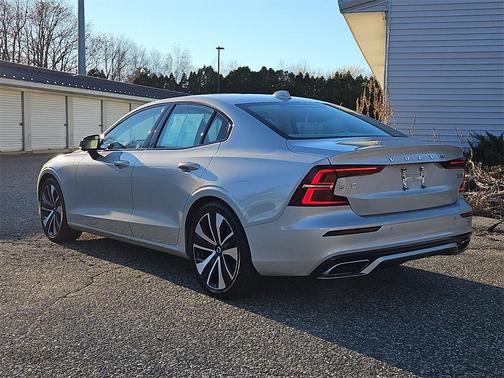 2022 Volvo S60 T5 Momentum
