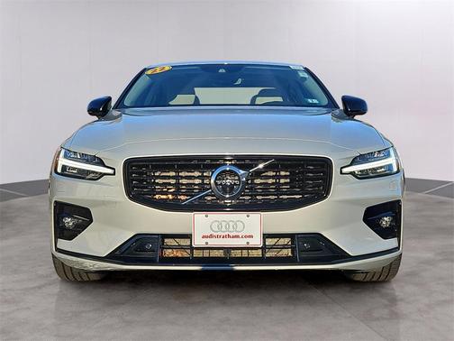 2022 Volvo S60 T5 Momentum