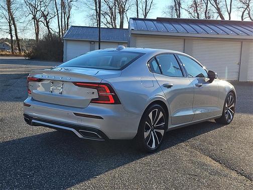 2022 Volvo S60 T5 Momentum