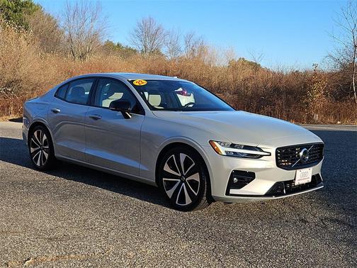 2022 Volvo S60 T5 Momentum