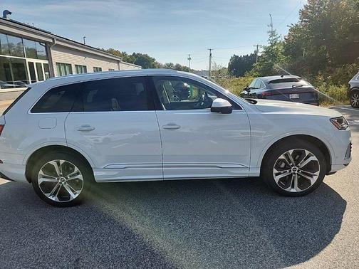 Glacier White Metallic 2023 Audi Q7 55 Premium Plus