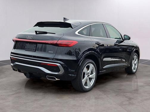 Mythos Black Metallic 2025 Audi Q5 Premium plus