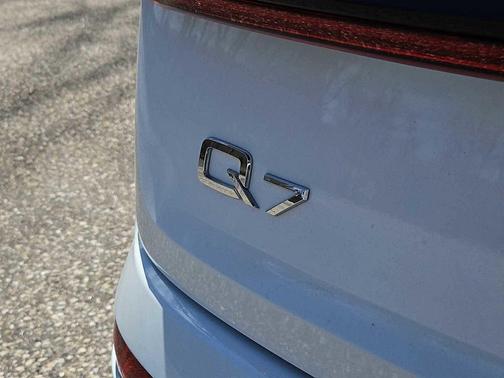 Glacier White Metallic 2023 Audi Q7 55 Prestige