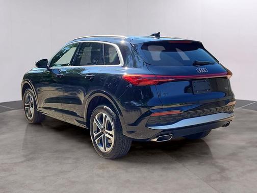 Mythos Black Metallic 2025 Audi Q5 Premium TFSI quattro S tronic