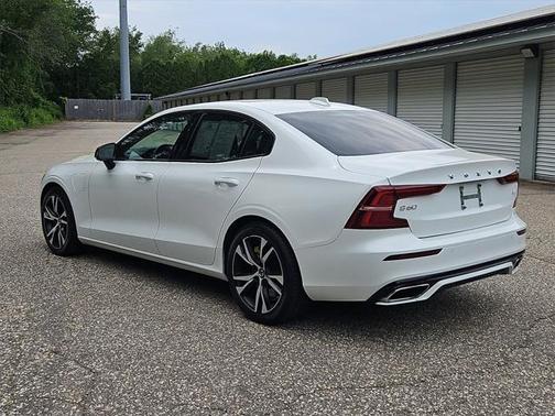 2022 Volvo S60 Recharge Plug-In Hybrid T8 R-Design Expression