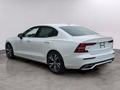 2022 Volvo S60 Recharge Plug-In Hybrid T8 R-Design Expression