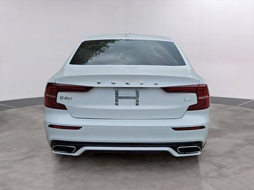 2022 Volvo S60 Recharge Plug-In Hybrid T8 R-Design Expression