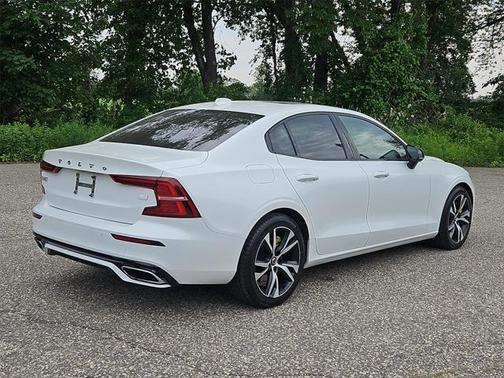 2022 Volvo S60 Recharge Plug-In Hybrid T8 R-Design Expression