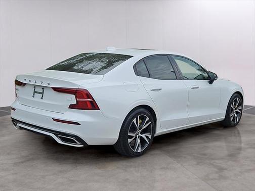 2022 Volvo S60 Recharge Plug-In Hybrid T8 R-Design Expression